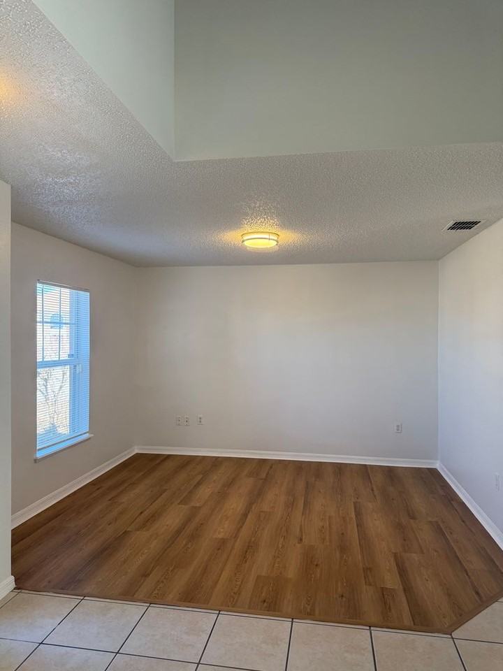 1902 Huron Way - Photo 4 of 31