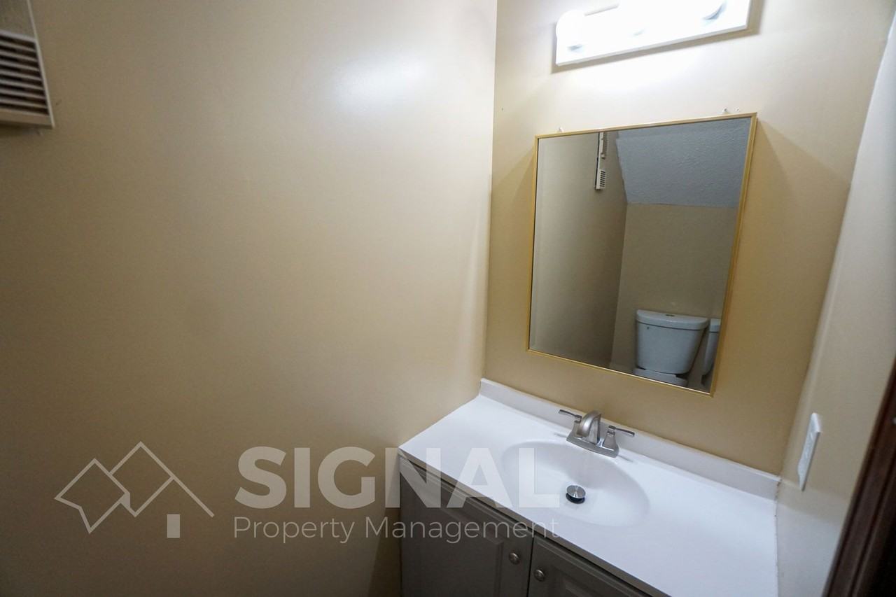 725 Eastern Manor Ln - Photo 3 of 20