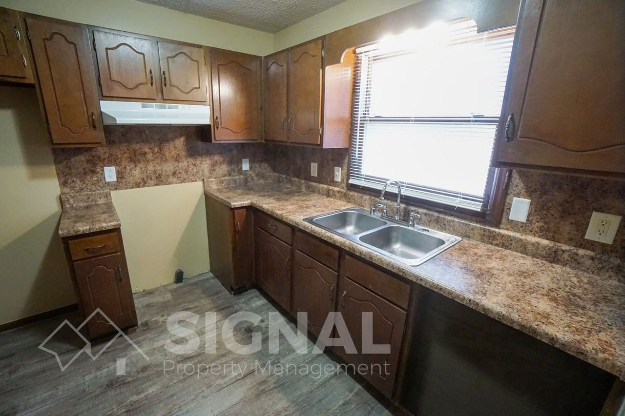 725 Eastern Manor Ln - Photo 5 of 20