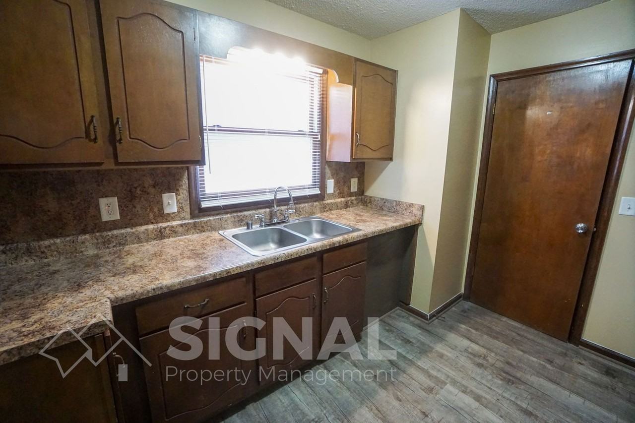 725 Eastern Manor Ln - Photo 6 of 20