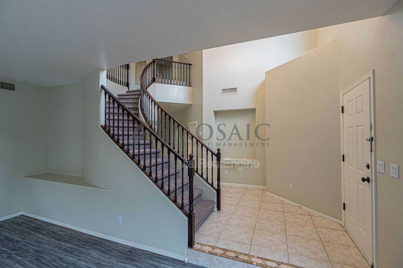 883 E Powell Way - Photo 3 of 36