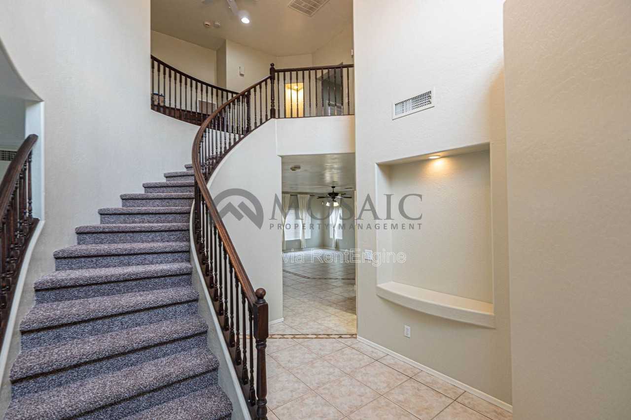 883 E Powell Way - Photo 4 of 36