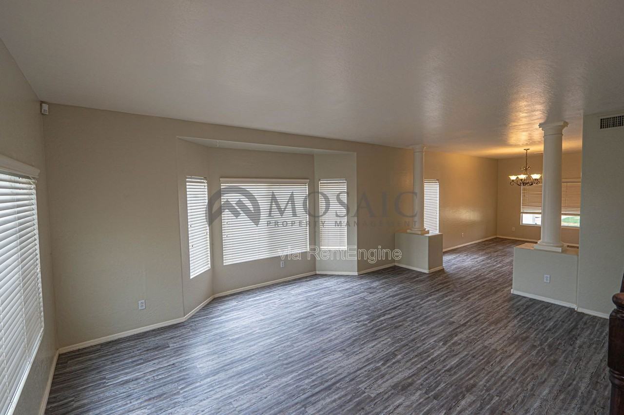 883 E Powell Way - Photo 5 of 36