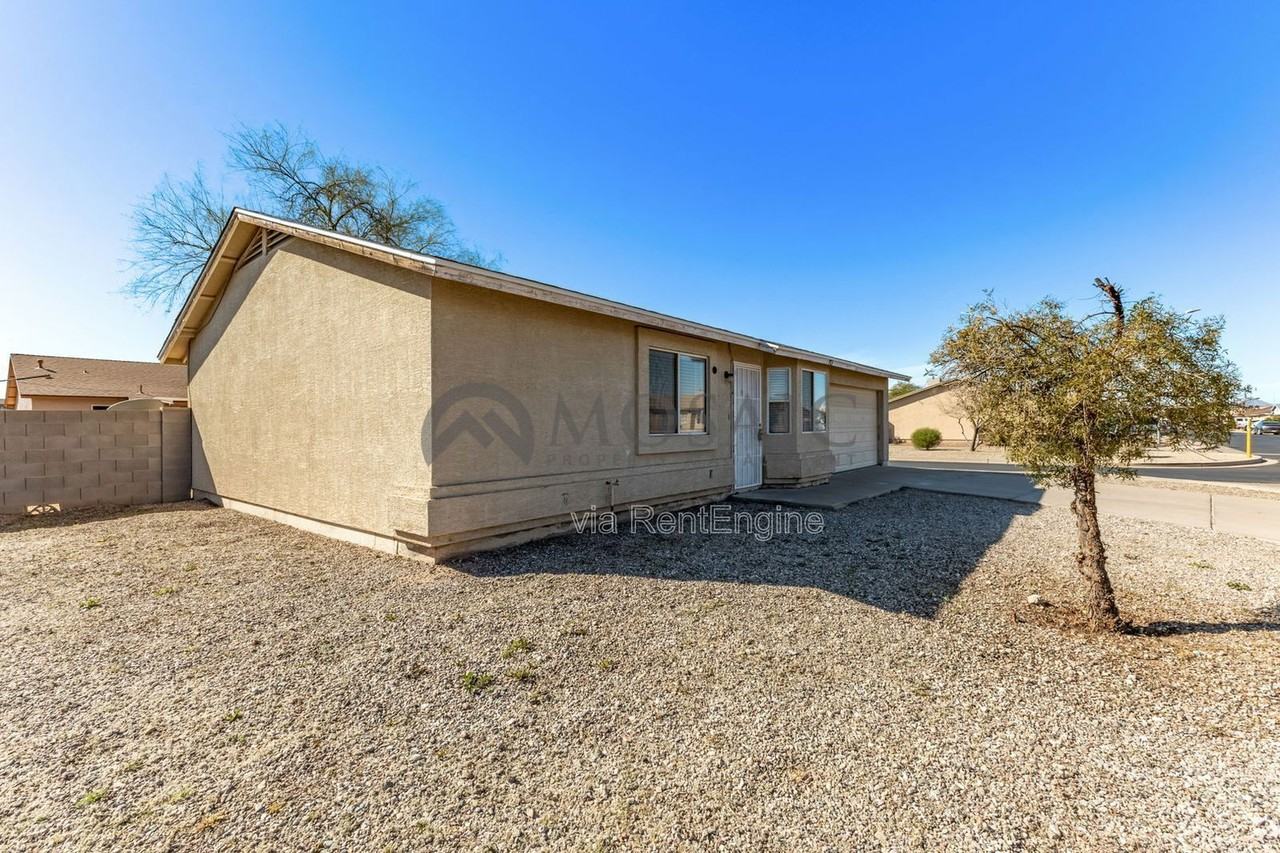 703 W Hess Ave - Photo 2 of 23