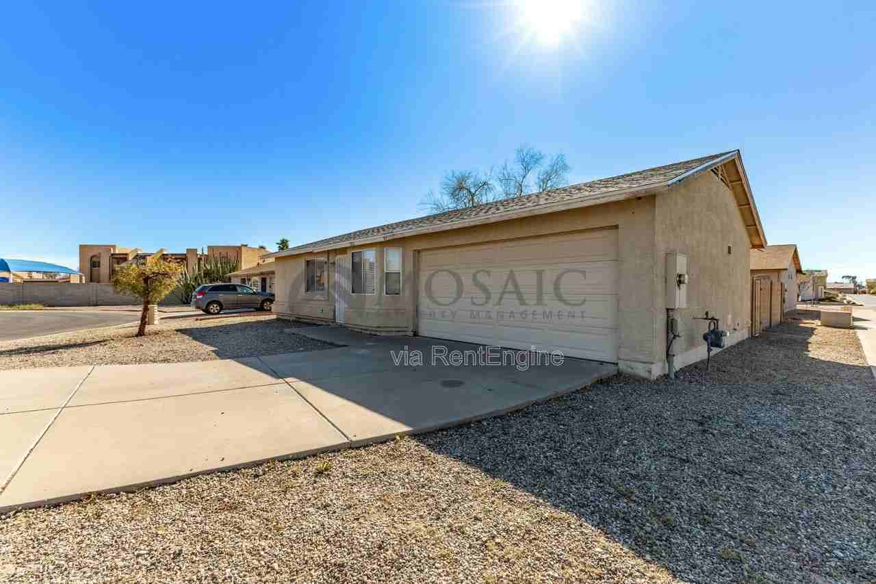 703 W Hess Ave - Photo 3 of 23