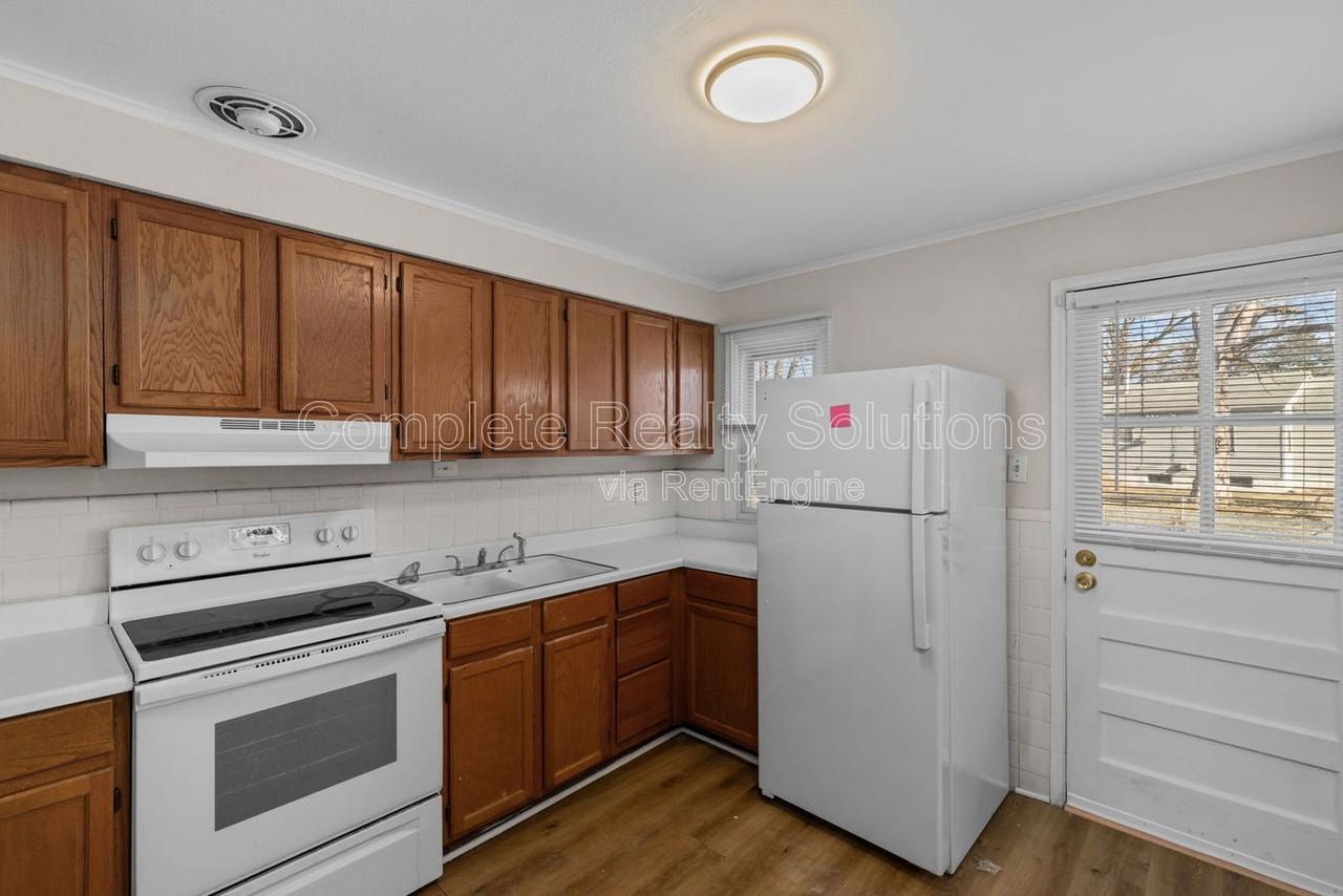 10218 Unicorn Dr - Photo 3 of 34