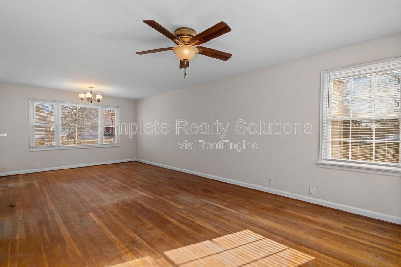 10218 Unicorn Dr - Photo 7 of 34