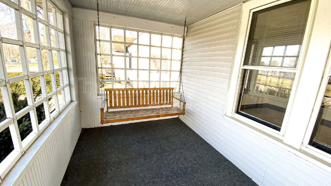 1106 Adams St - Photo 3 of 10