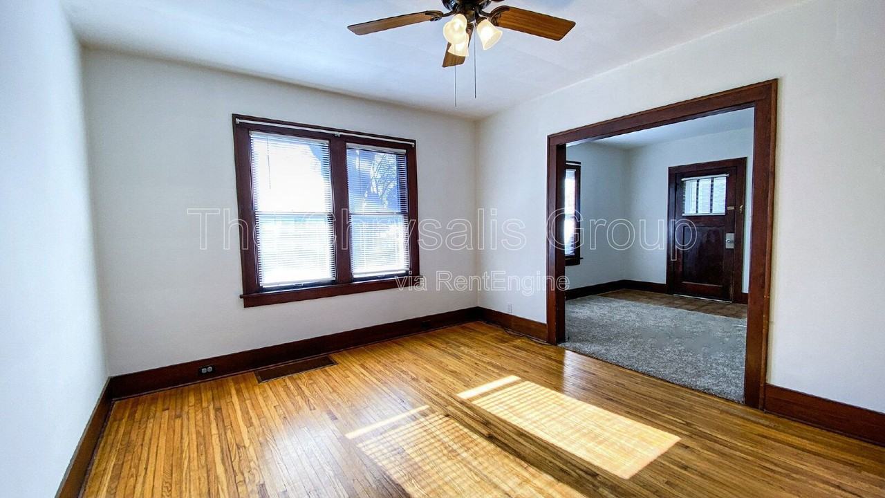 1106 Adams St - Photo 4 of 10