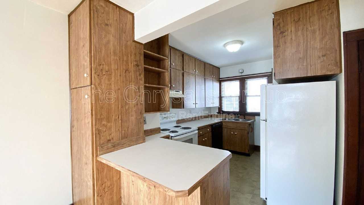 1106 Adams St - Photo 5 of 10