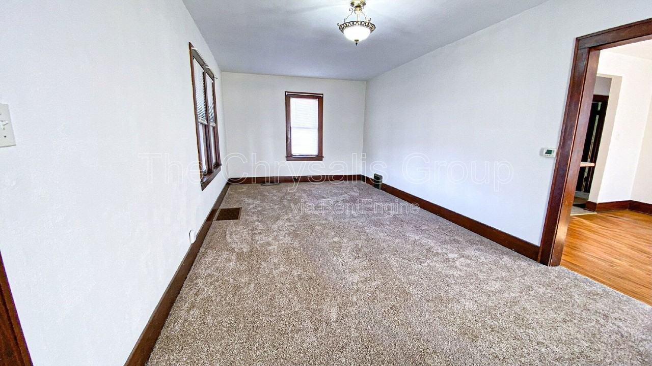 1106 Adams St - Photo 6 of 10