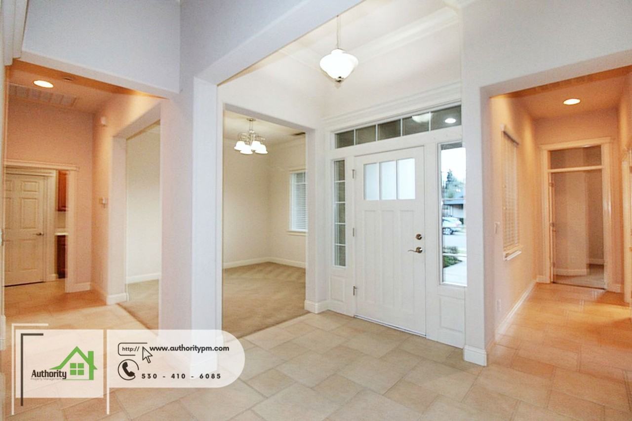 1447 Jen Way - Photo 5 of 31