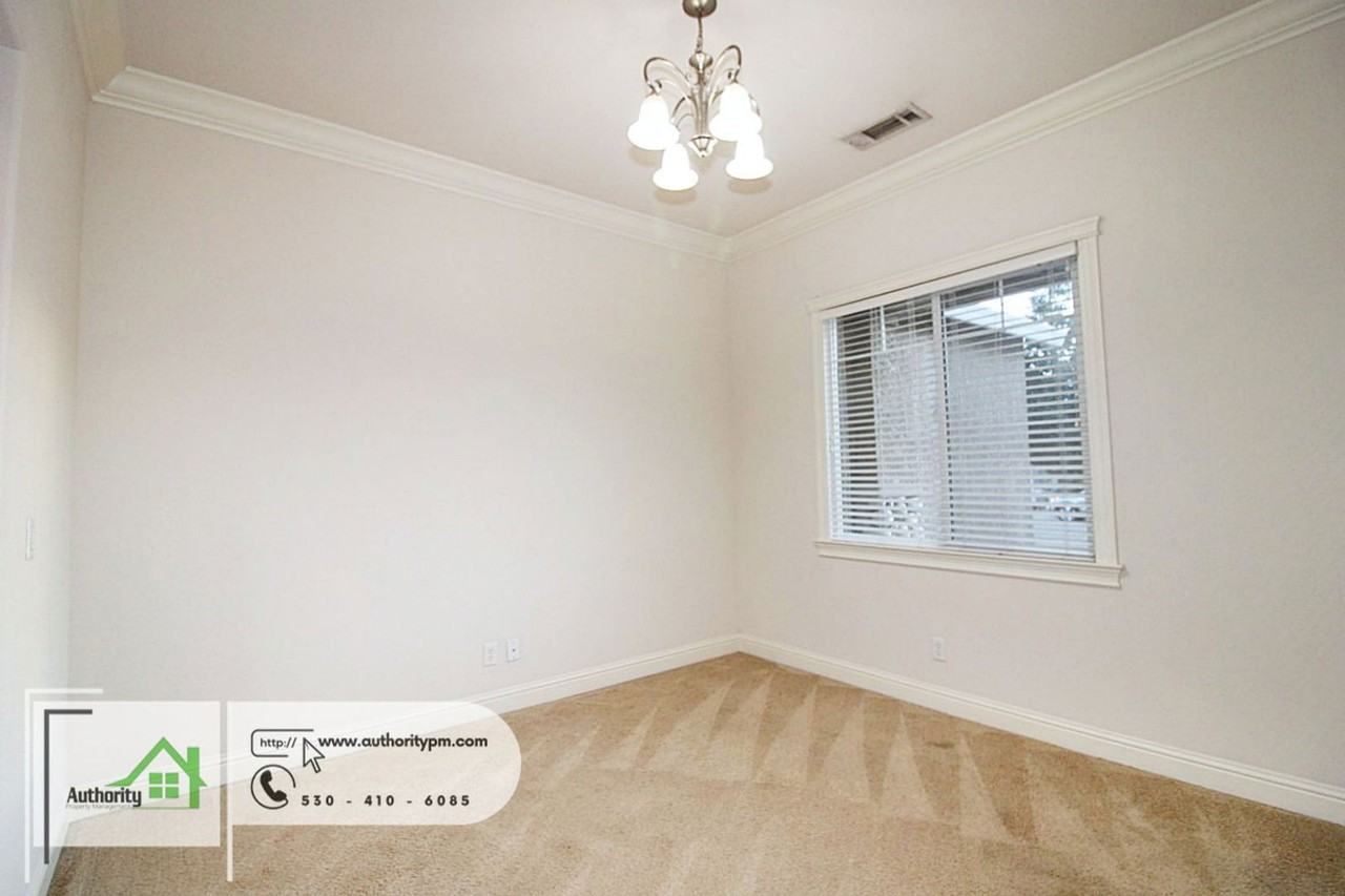 1447 Jen Way - Photo 7 of 31