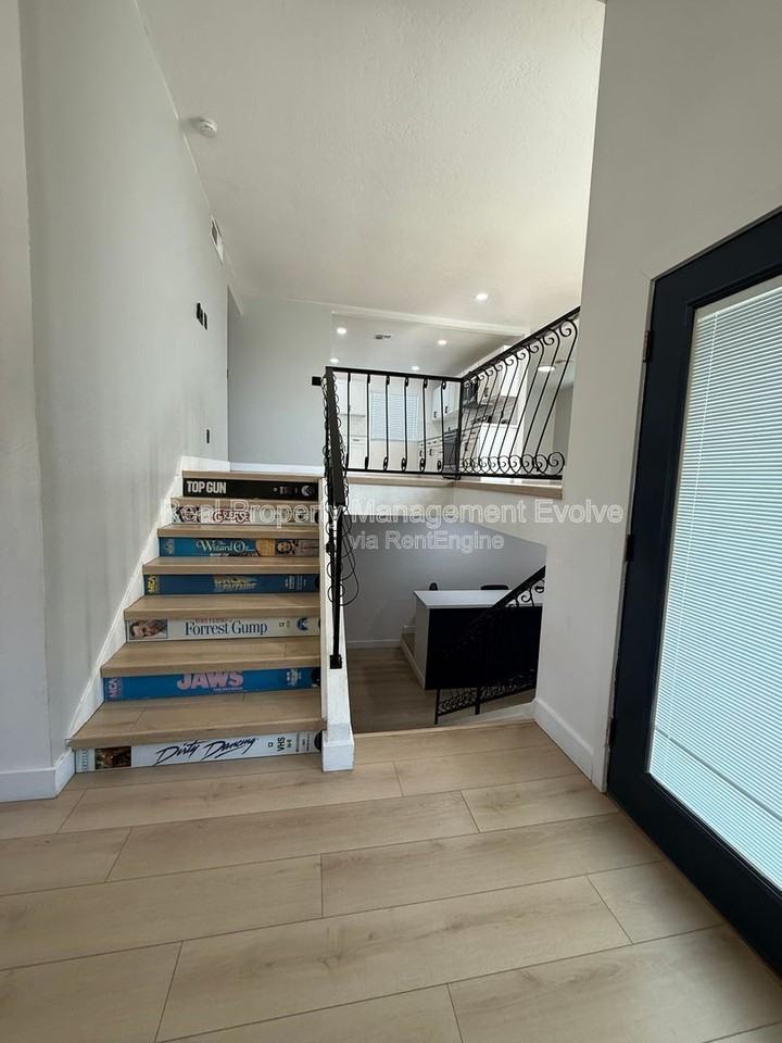 429 E Greenway Dr - Photo 4 of 43