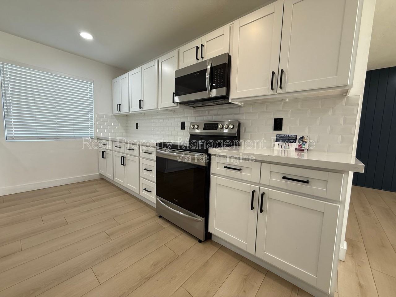 429 E Greenway Dr - Photo 7 of 43