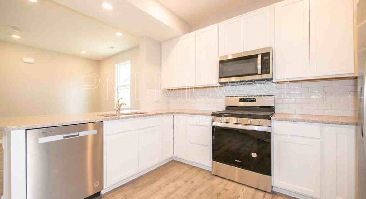 2557 Lamar Dr - Photo 3 of 42