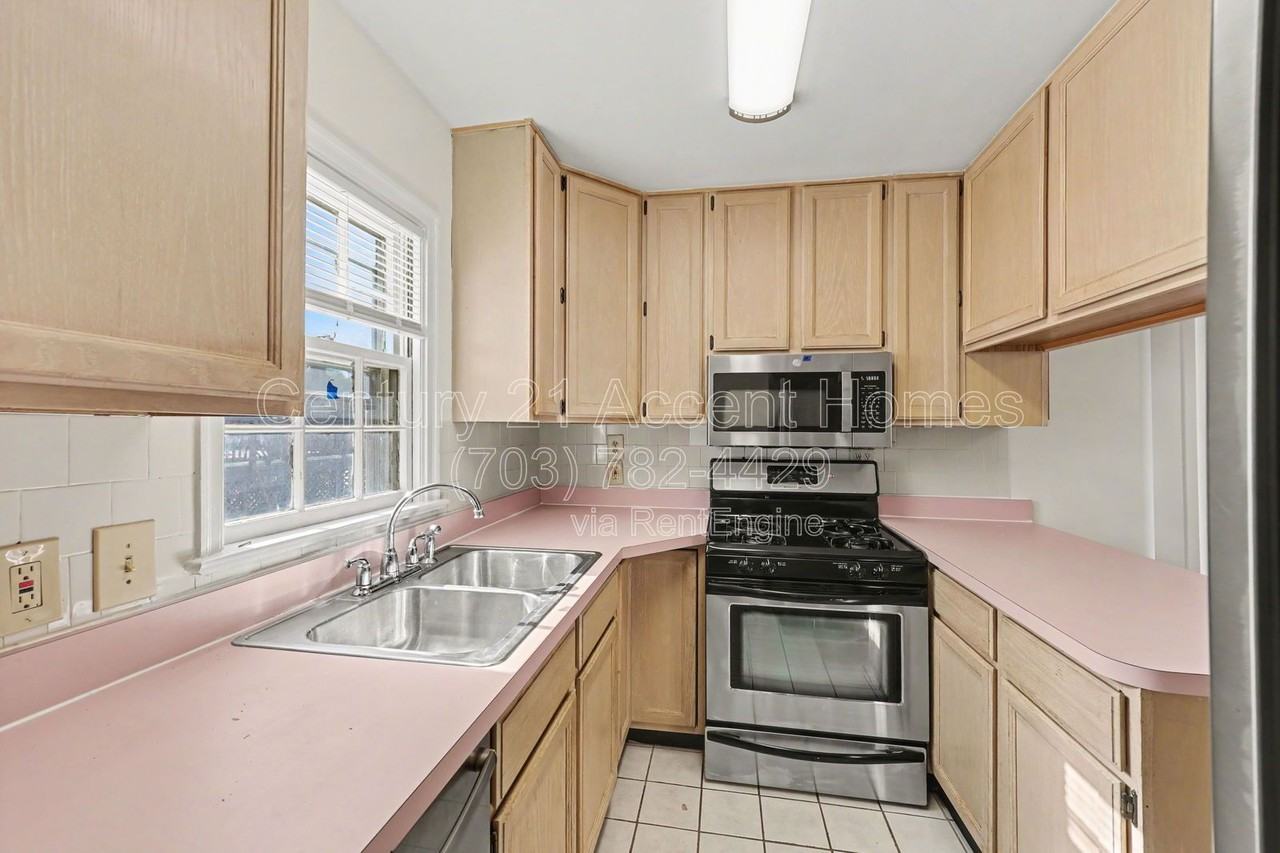 1404 S Quincy St - Photo 2 of 44