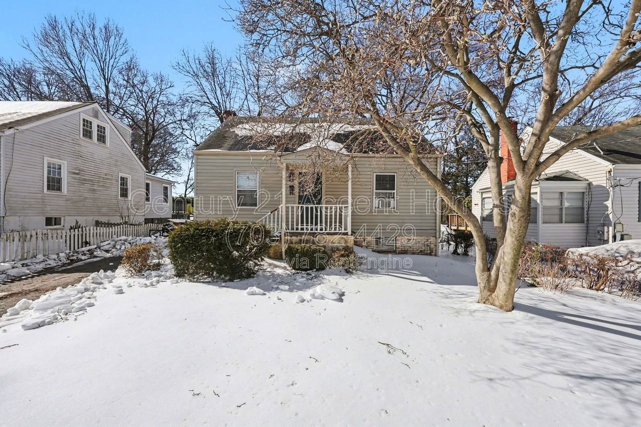 1404 S Quincy St - Photo 7 of 44