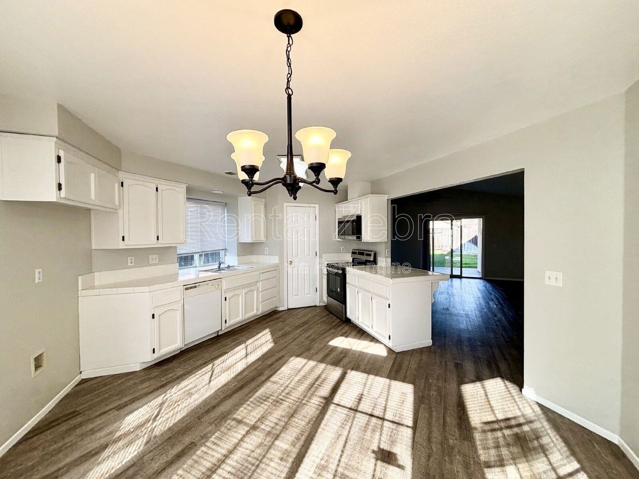 1861 Creekside Dr - Photo 4 of 23