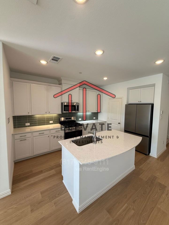 724 4th St - Photo 3 of 39