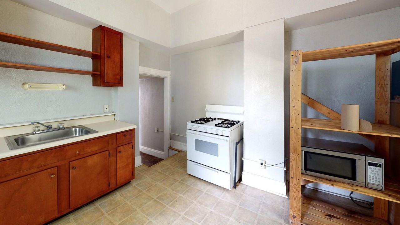 2222 Flora St - Photo 3 of 11