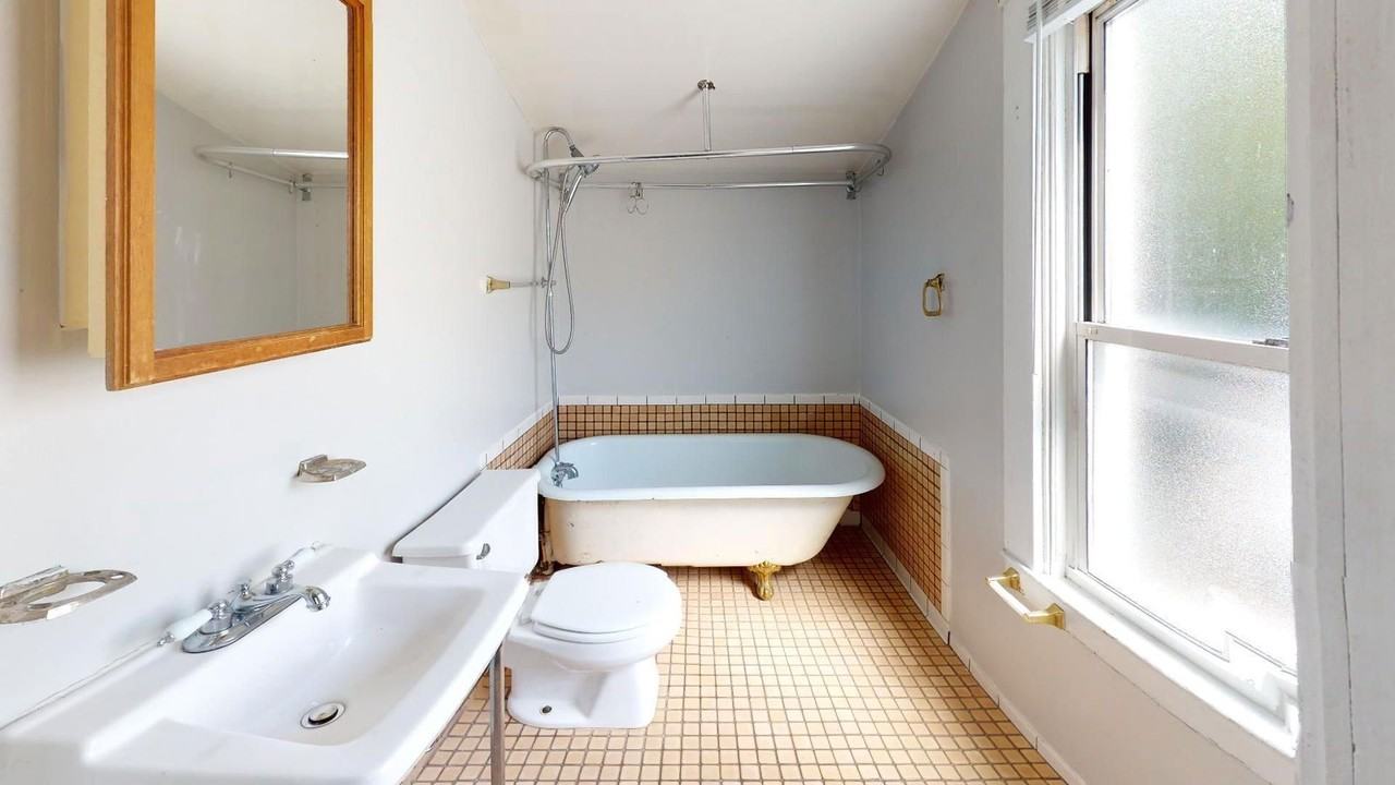 2222 Flora St - Photo 5 of 11