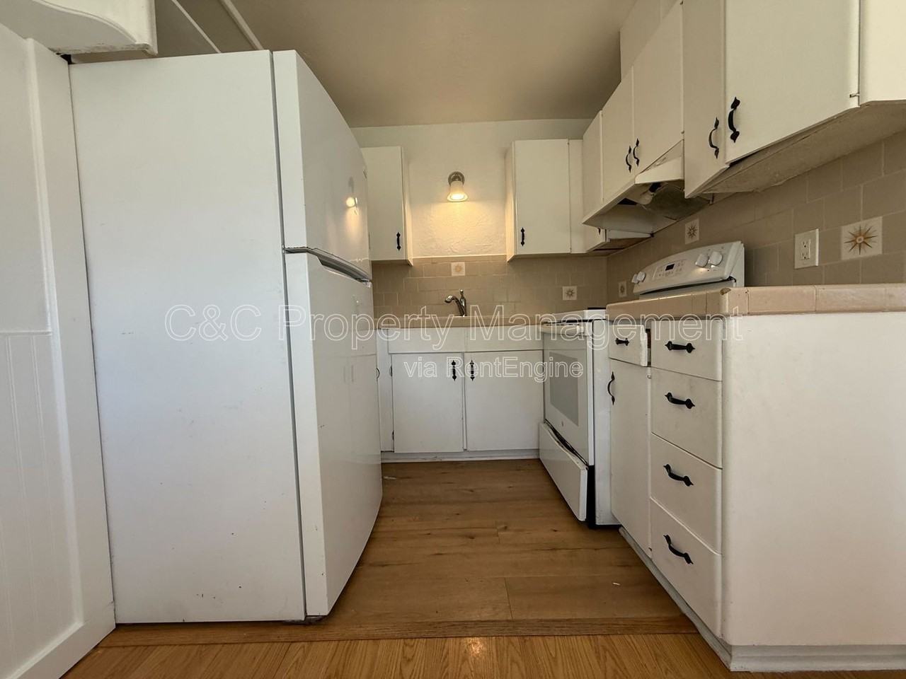 803 Hawthorne St #1 - Photo 4 of 17