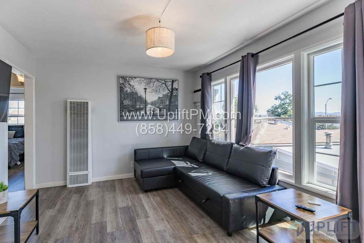 4831 Castle Ave - Photo 5 of 48