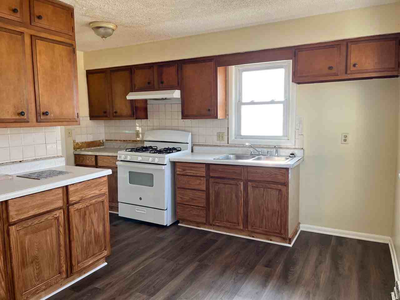 438 Locust St - Photo 7 of 14