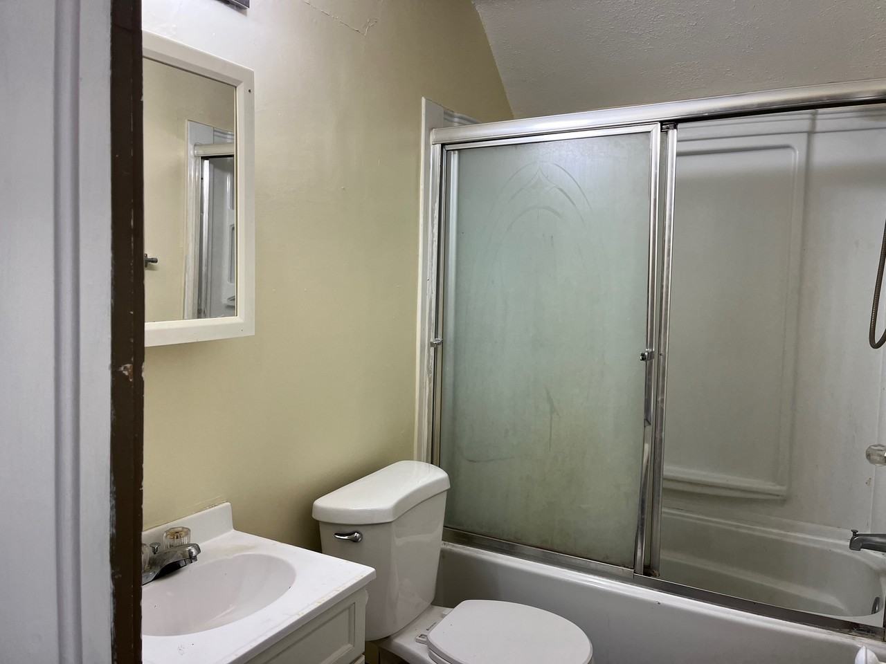 438 Locust St - Photo 5 of 14