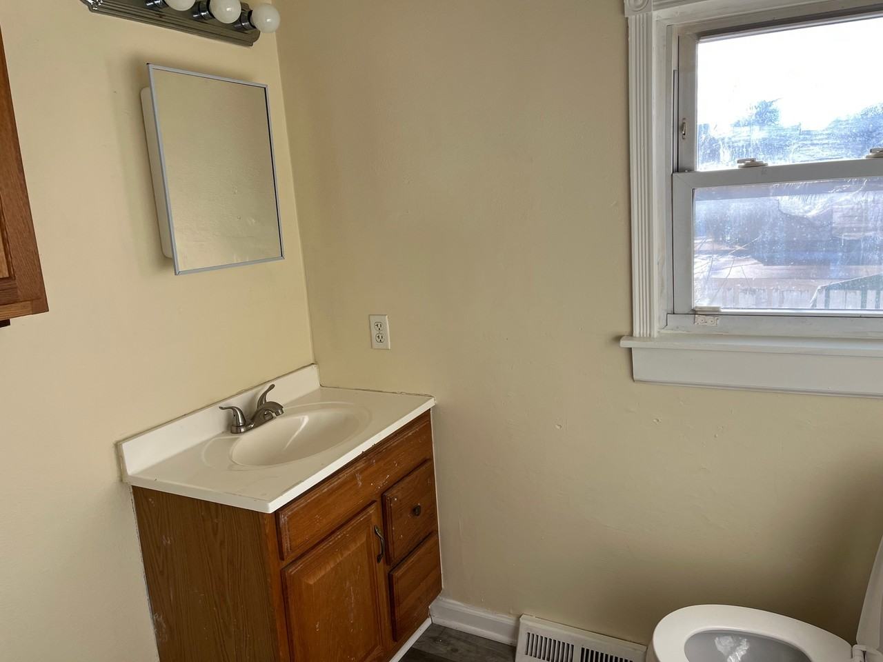 438 Locust St - Photo 5 of 14