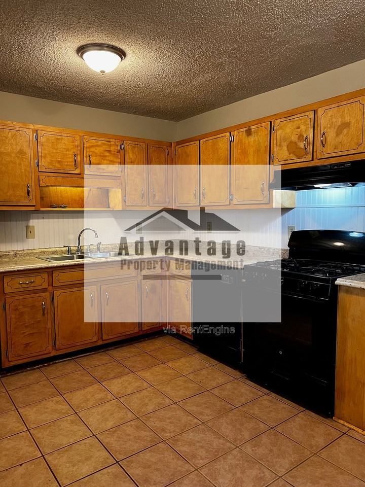 420 Elizabeth Ln - Photo 4 of 12