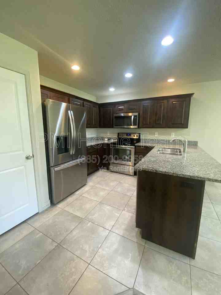 690 N 1775 W - Photo 7 of 24