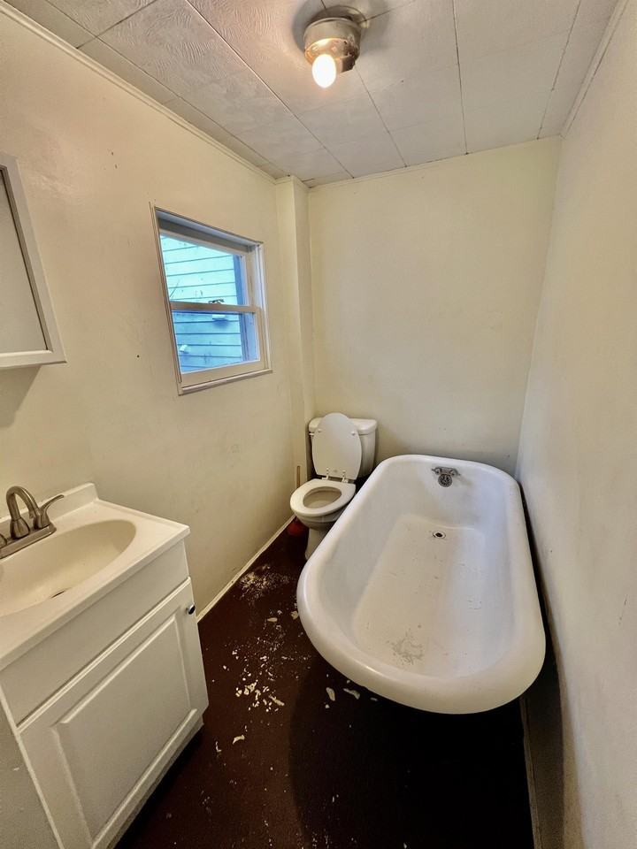 975 Dorsey Ave - Photo 2 of 34