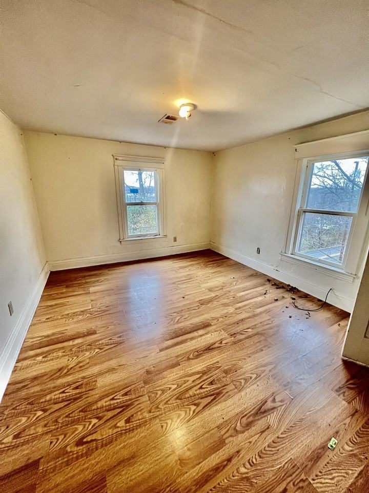 975 Dorsey Ave - Photo 4 of 34