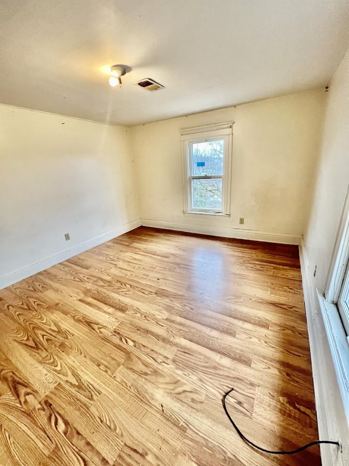 975 Dorsey Ave - Photo 6 of 34