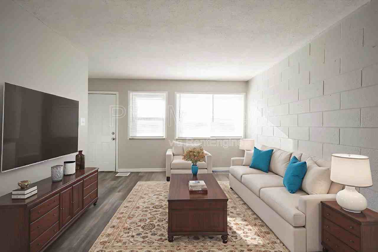 6050 E 16th St - Photo 4 of 25