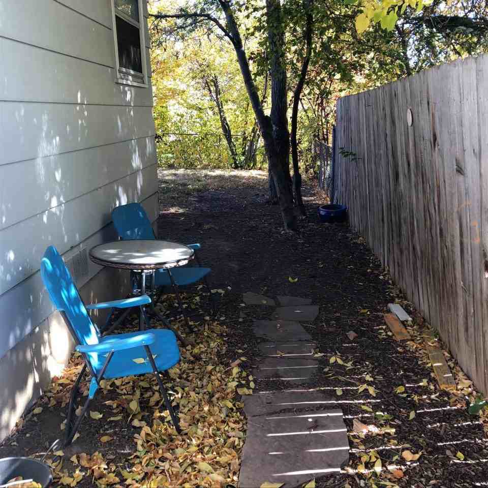 1056 Montview Rd - Photo 2 of 10