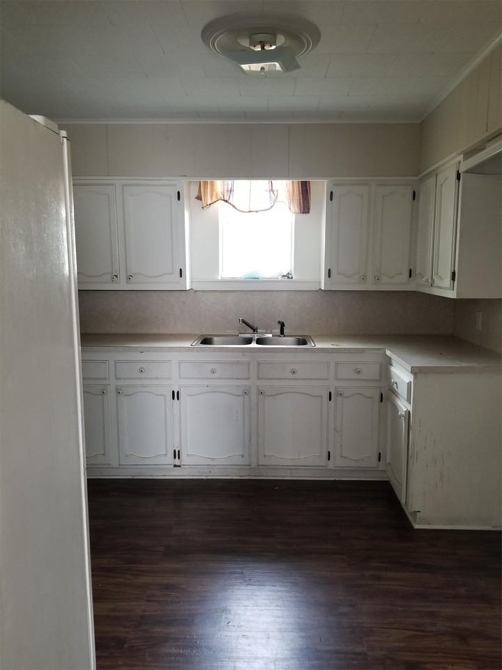 1043 N 29th St - Photo 4 of 9