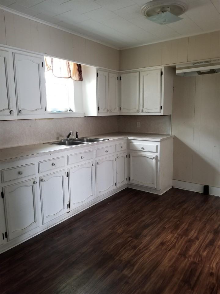 1043 N 29th St - Photo 6 of 9