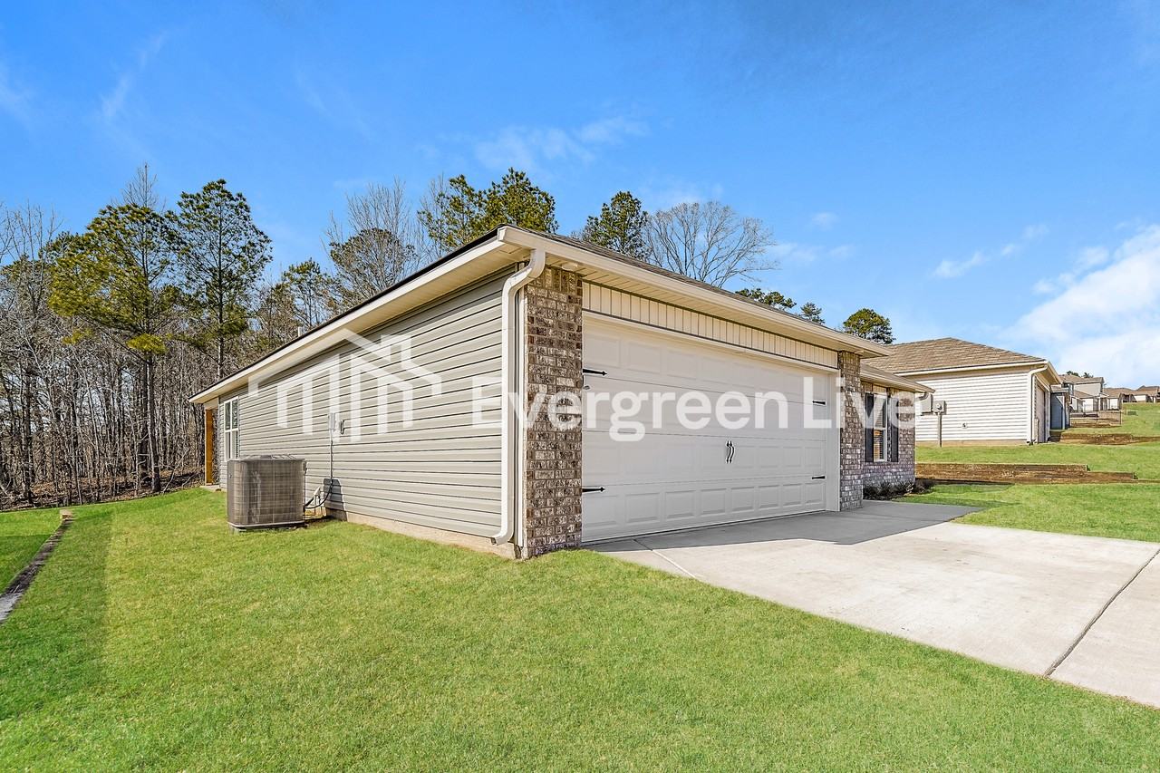 1090 Brookhaven Dr - Photo 2 of 15