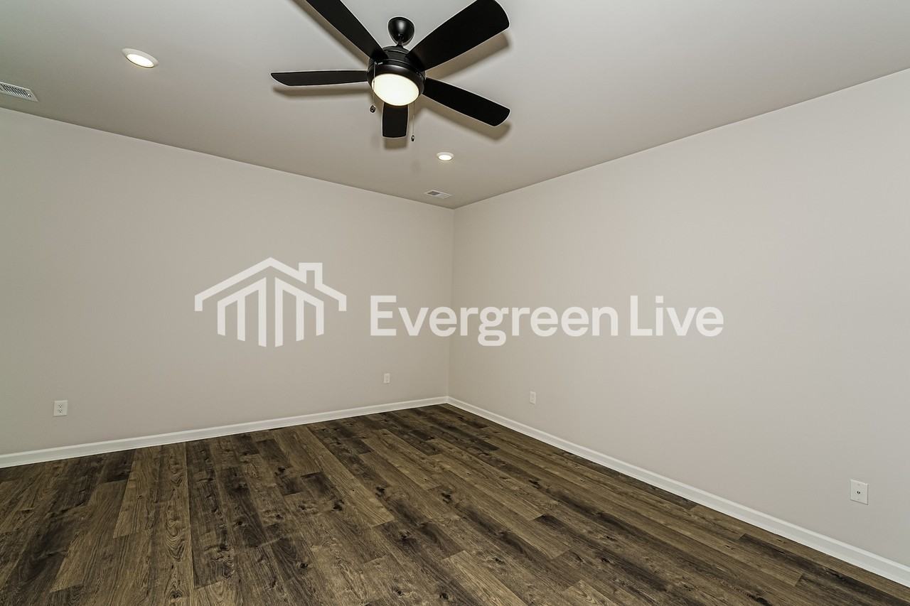 1090 Brookhaven Dr - Photo 3 of 15