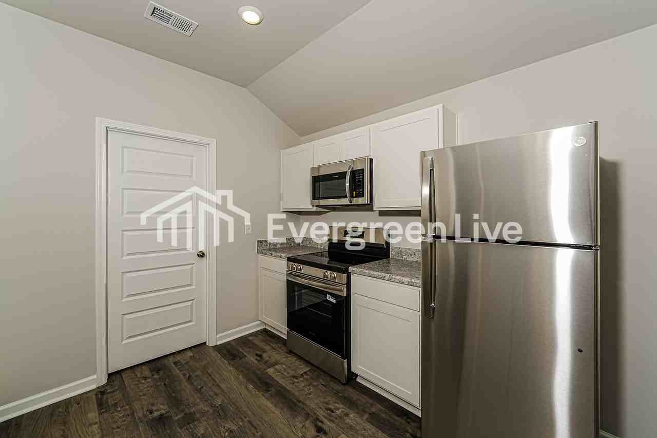 1090 Brookhaven Dr - Photo 6 of 15