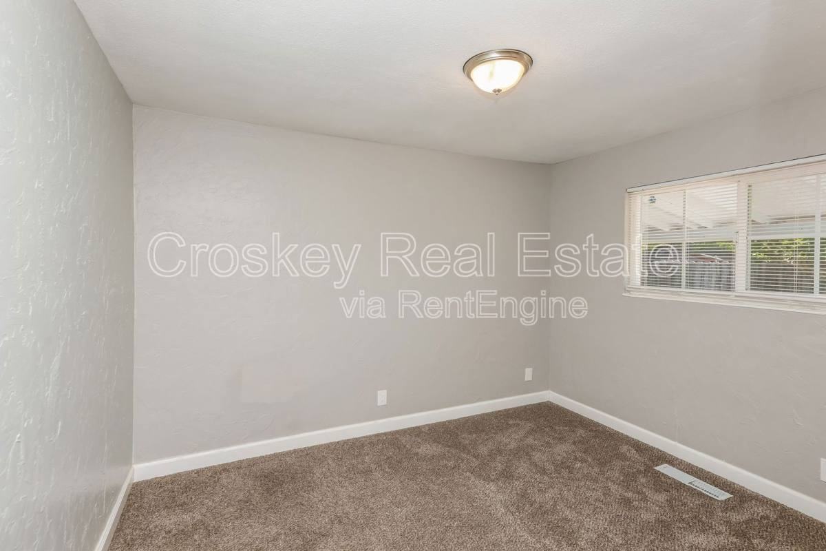 929 Jensen Cir - Photo 3 of 10