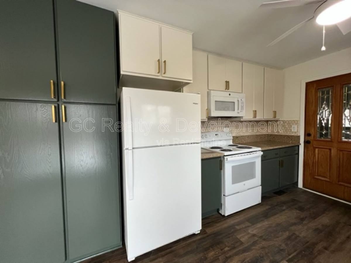 231 Ridgefield Ln - Photo 2 of 10