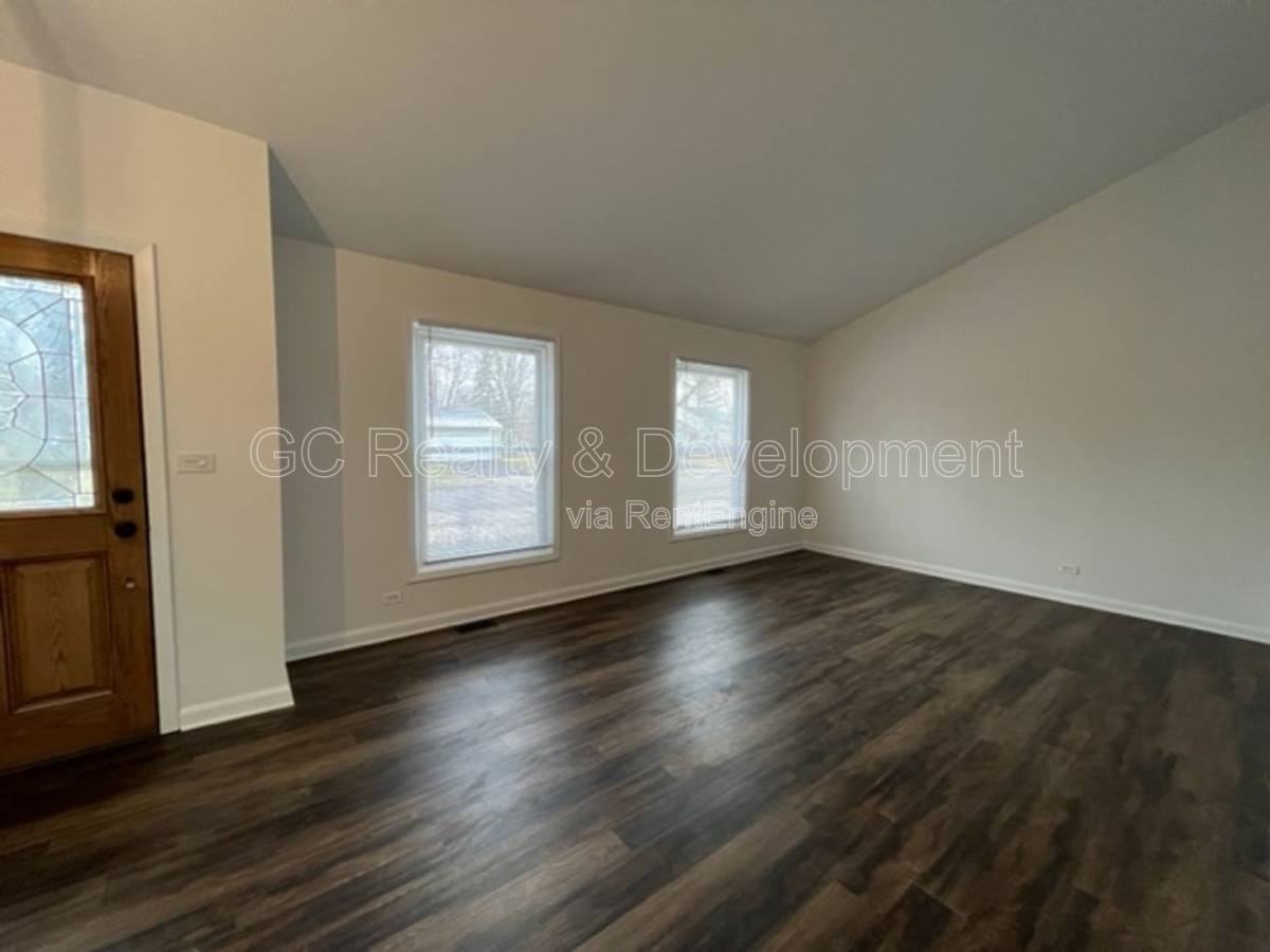 231 Ridgefield Ln - Photo 3 of 10
