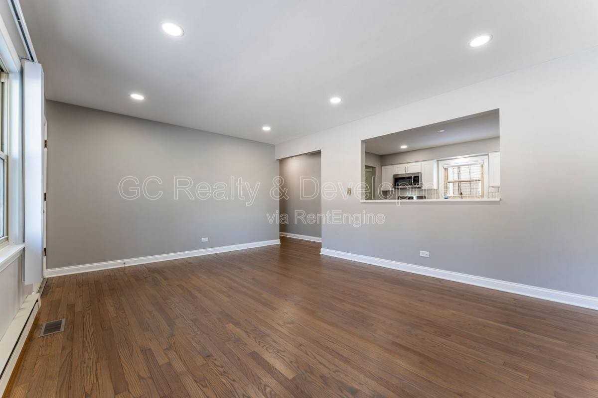 390 Oak Ave - Photo 3 of 10