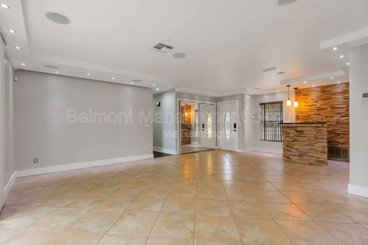 283 N Ranger Blvd - Photo 2 of 10