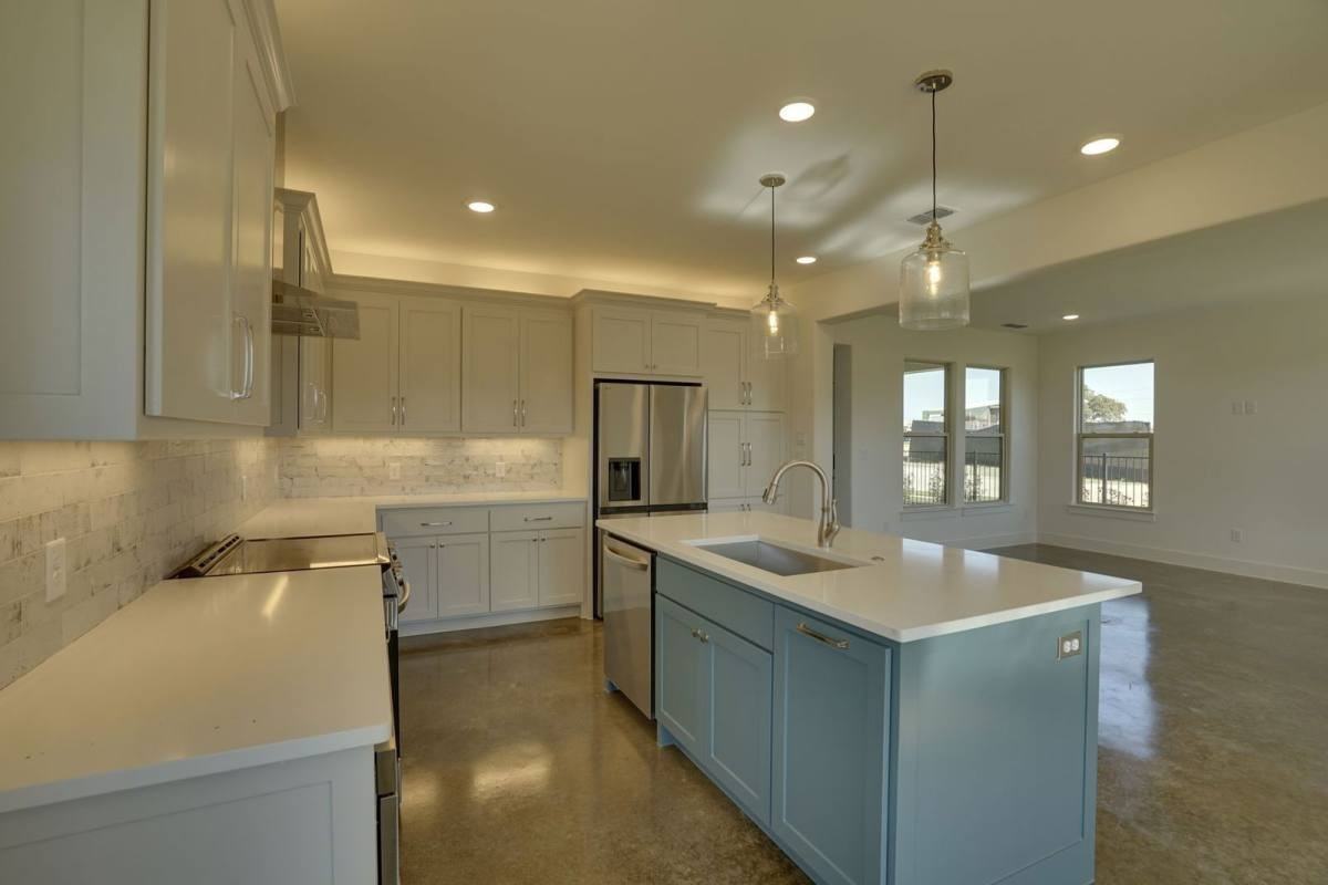 300 Red Bird Dr - Photo 3 of 9