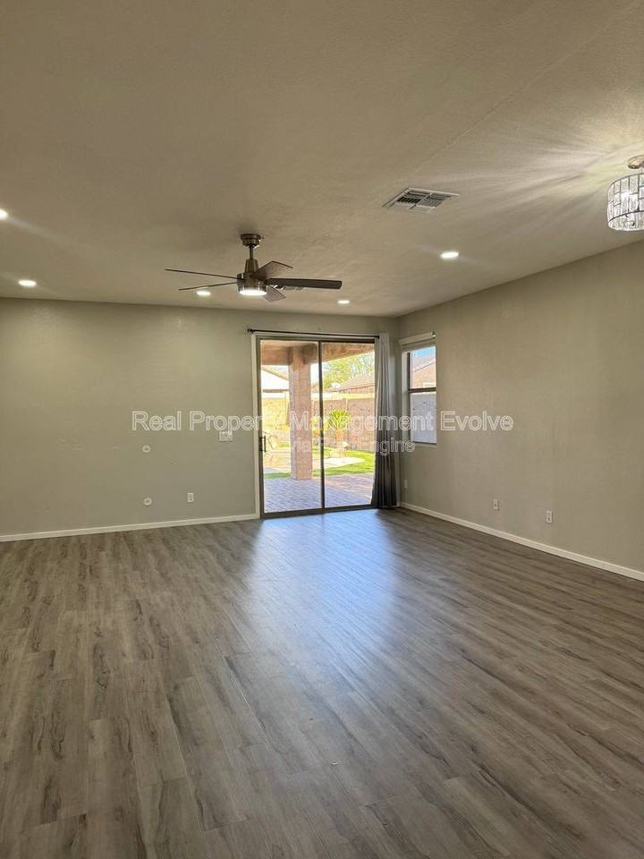 5814 W Alice Ave - Photo 2 of 10